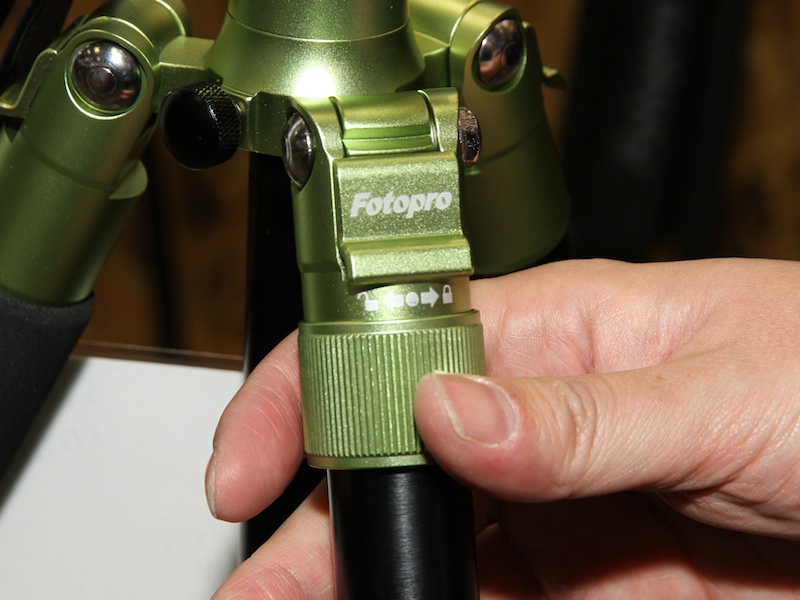 <b>リングを回転させて脚を着脱する</b>