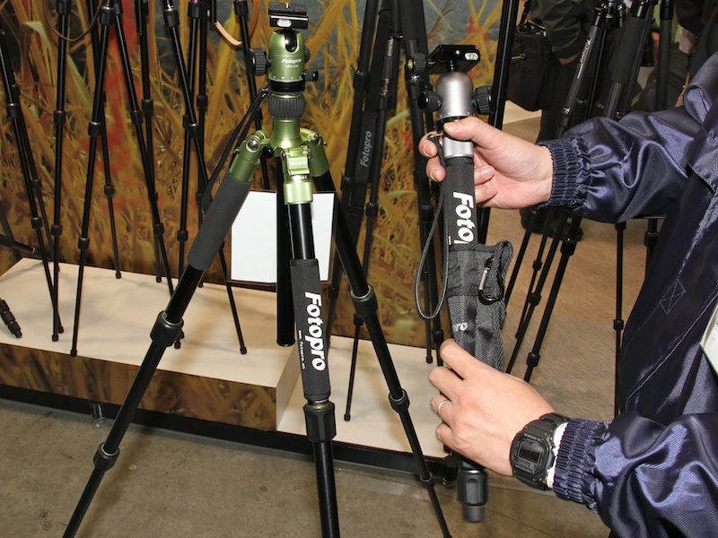 <b>取り外した脚に雲台を取り付けることで一脚（右）として使用できる。左は三脚の状態</b>