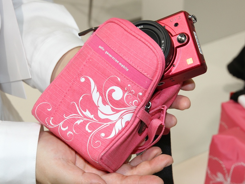 <b>新たに加わったXSサイズ。バッグのストラップは取り外すとカメラストラップになる</b>