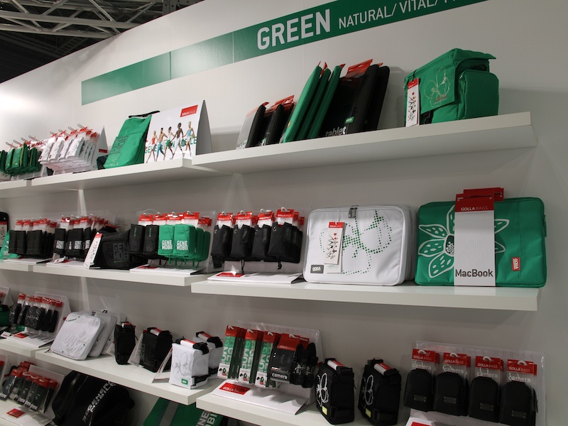 <b>ヨーロッパで特に好評というグリーンは、CP+来場者の男性にも好評とのこと</b>