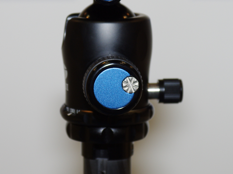 <b>ツマミのさらに内側には、重量のある機材を載せたときでも急にヘッド部が動かないよう固さを調整できる「フリクションメモリー」を備える</b>