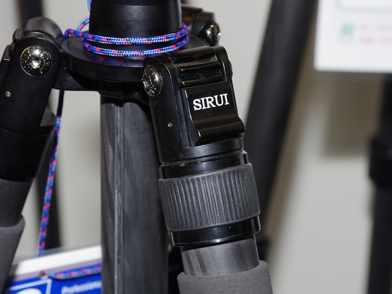 <b>全ラインナップ中「N」、「M」、「S-N」シリーズは、脚を外して一脚として使用できる。写真はNシリーズの脚を着脱しているところ</b>