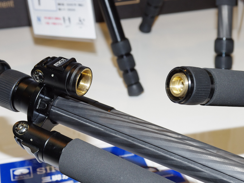 <b>全ラインナップ中「N」、「M」、「S-N」シリーズは、脚を外して一脚として使用できる。写真はNシリーズの脚を着脱しているところ</b>