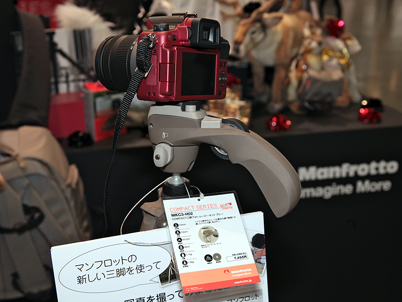 <b>COMPACTシリーズのフォトムービーキットに付属する自由雲台は、動画モードと静止画モードを切り替えられるのが特徴。動画モードでは上下パンと水平パンのみに動きを制限できる。静止画モードでは自由雲台と同じ動きになる。グリップのダイヤルで固定力を調節可能。片手で操作できるとしている</b>