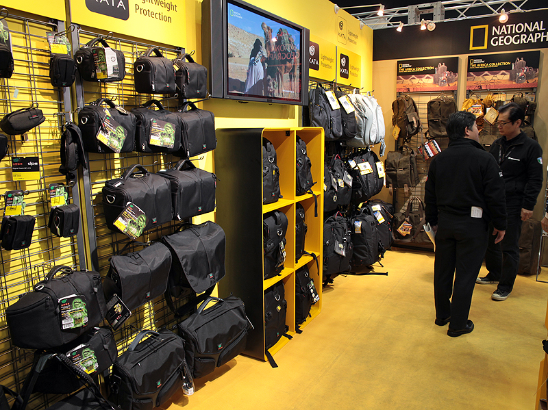 <b>カタやナショナルジオグラフィックの製品もブースに並んだ</b>