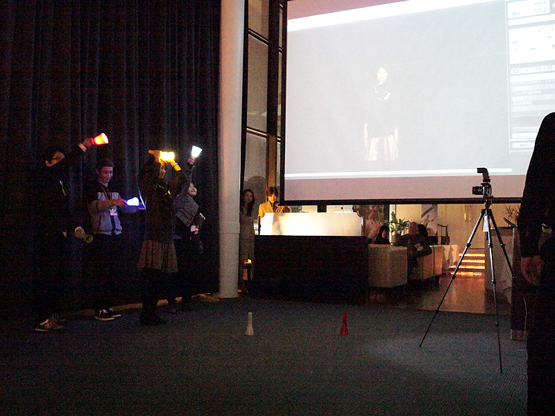 <b>暗くした部屋で長時間露光を行ない、手に持ったライトで絵を描くというもの。三脚ならではの活用提案をした</b>