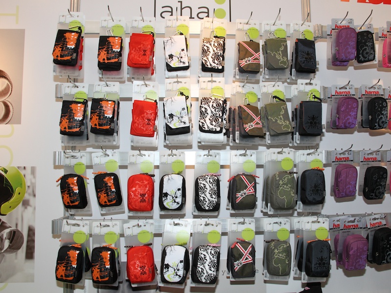 <b>hamaの「aha」シリーズのカメラケース。カラーごとにマテリアルが異なる点も特徴</b>