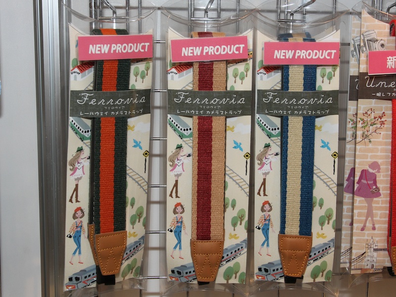 <b>鉄道の車両を想起させるカラーリングの「レールウェイ カメラストラップ」</b>