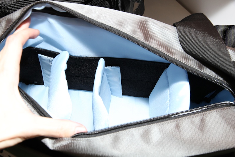 <b>可動式の仕切りを備える</b>