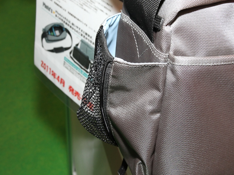 <b>500mlのペットボトルが入るポケットも</b>