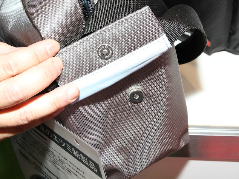 <b>女性の指の長さに配慮したサイドポケット。フラップはマグネット式</b>