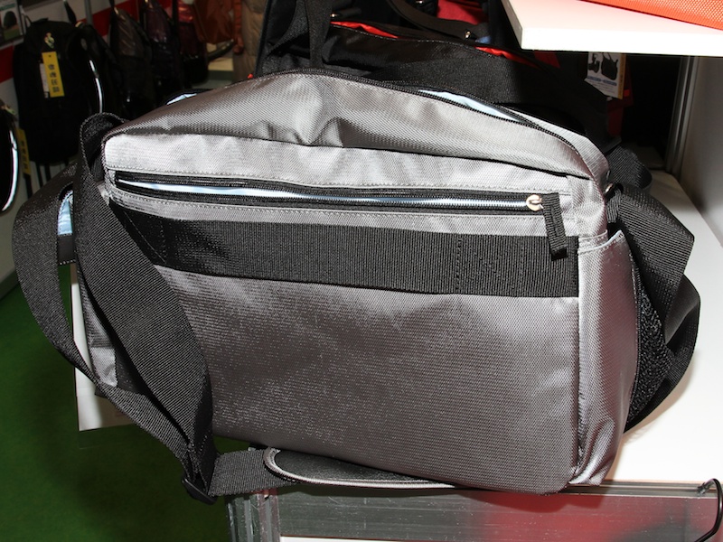 <b>背面にはトロリーのハンドルに固定できるよう工夫。ポケットはA4が差し込めるサイズという</b>