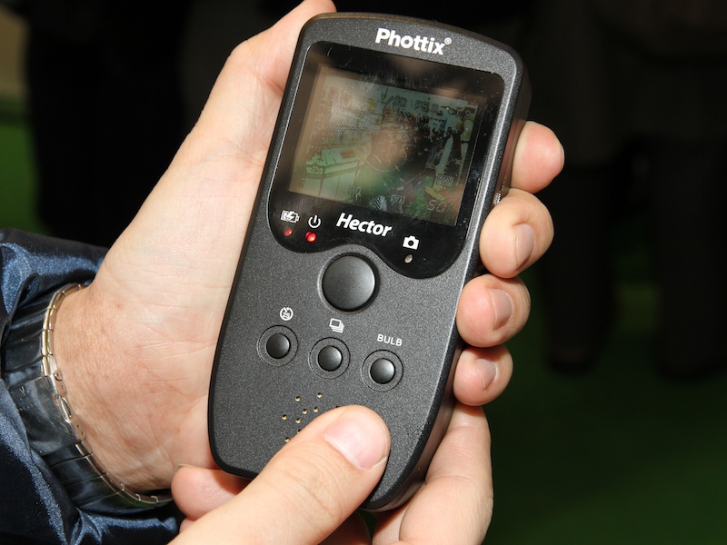 <b>「ライブビューリモートコントローラー」の体験コーナーは常に人だかりが出来ていた</b>