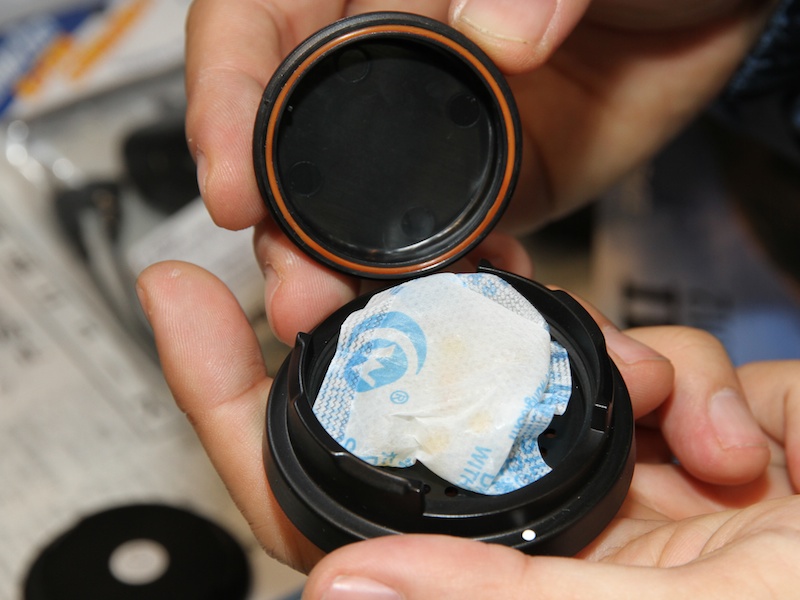 <b>乾燥剤を内蔵するボディ/レンズキャップも展示。キヤノンEF、ニコンF用を用意する</b>