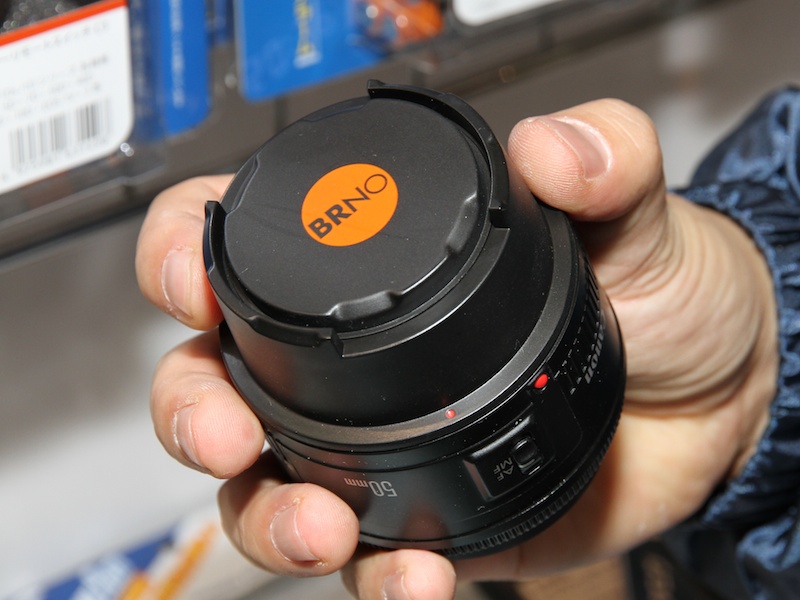 <b>乾燥剤を内蔵するボディ/レンズキャップも展示。キヤノンEF、ニコンF用を用意する</b>