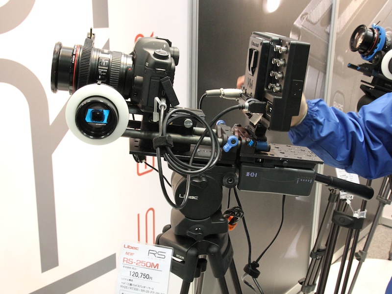 <b>RS-250にEOS 5D Mark IIと動画撮影向け機材を搭載したところ</b>