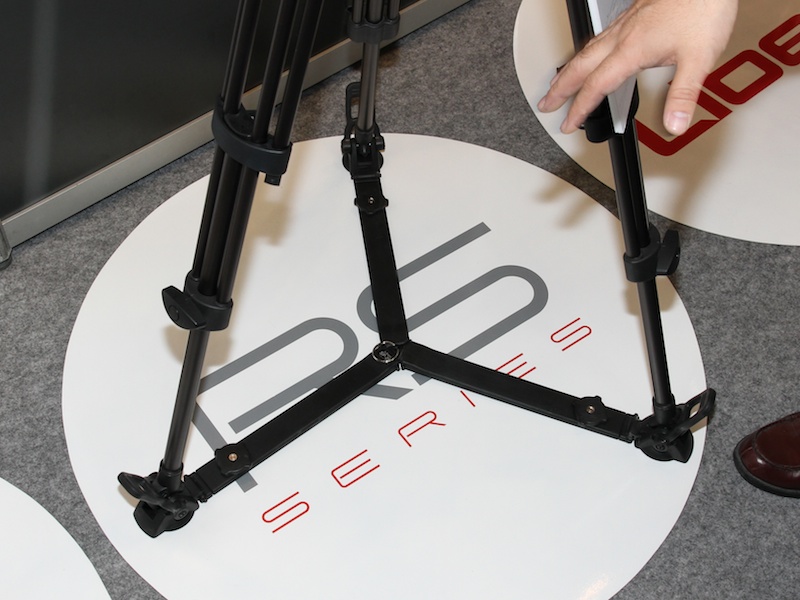 <b>三脚にグランドスプレッダーとフットパッドを装着したところ。好みに応じてオプションのミッドスプレッダーにも交換可能</b>