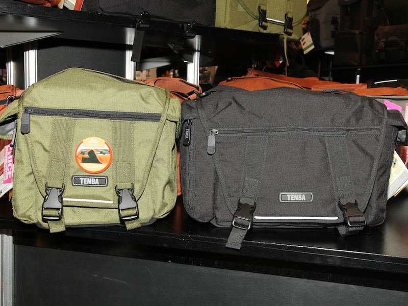 <b>発売済みのメッセンジャーカメラバッグ（右）と新製品のミニサイズ（左）</b>