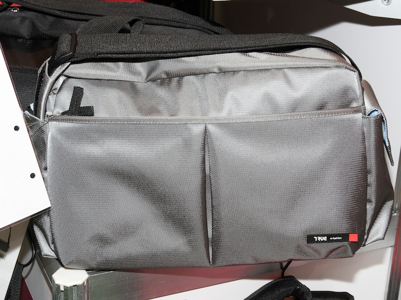 <b>Photo'sショルダーバッグ。カラーはブラックとグレー</b>