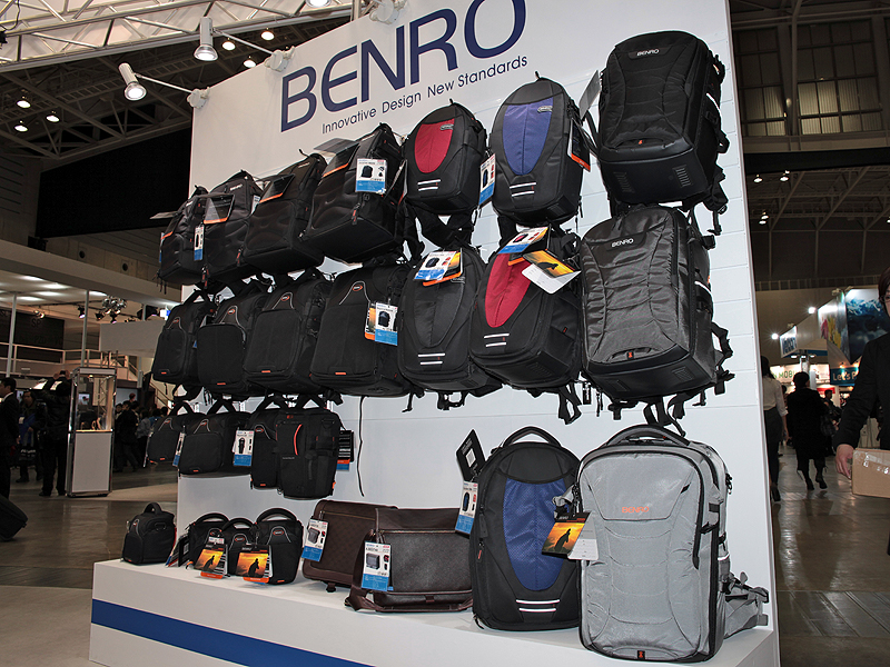 <b>新製品のカメラバッグが並んだ</b>