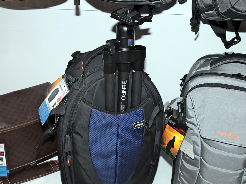 <b>ベンロのフラット三脚用ポケットを備える</b>