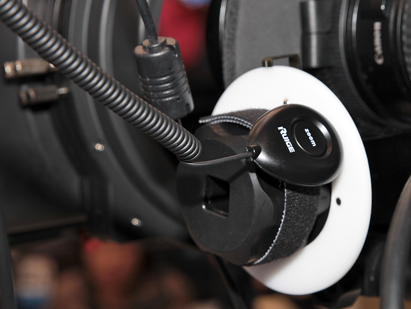 <b>付属のリモコンスイッチをフォローフォーカスのダイヤルに装着可能。ボタンを押すとピーキング表示と通常表示を切り替えられる</b>