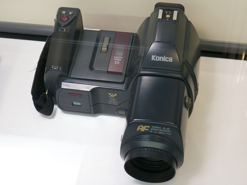 <b>コニカ スチルビデオカメラKC-400（1987年）。マウントアダプターでコニカの一眼レフカメラ用レンズが使えた</b>