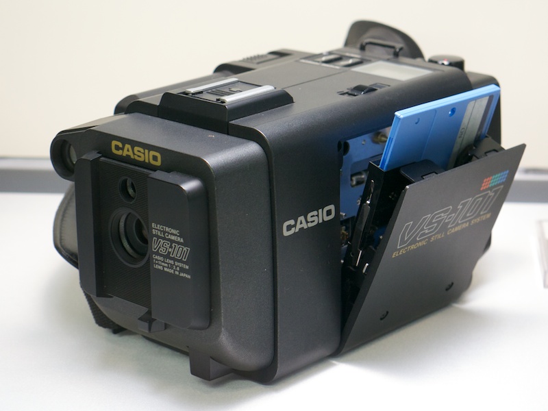 <b>カシオVS-101（1987年）。記録メディアに2型フロッピーディスクを採用</b>