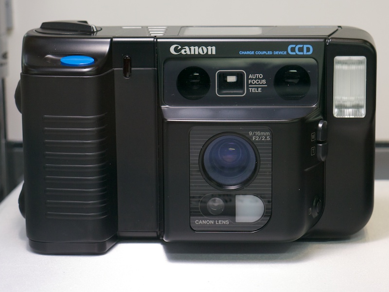 <b>キヤノンRC-470（1988年）。35mm判換算で48mmと86mm相当のレンズを切り替えられる</b>