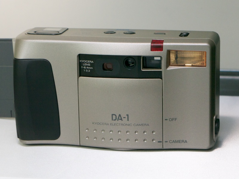 <b>京セラDA-1（1996年）。専用ケーブルでパソコンにデジタルデータを転送可能</b>