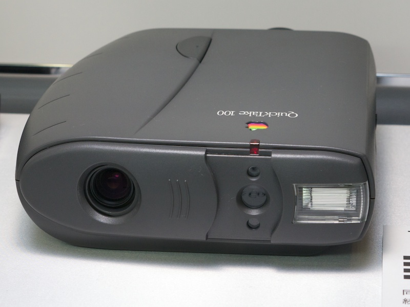 <b>アップル クイックテイク100（1994年）。当時としては低価格な11万8,000円で発売。Macと接続できた</b>