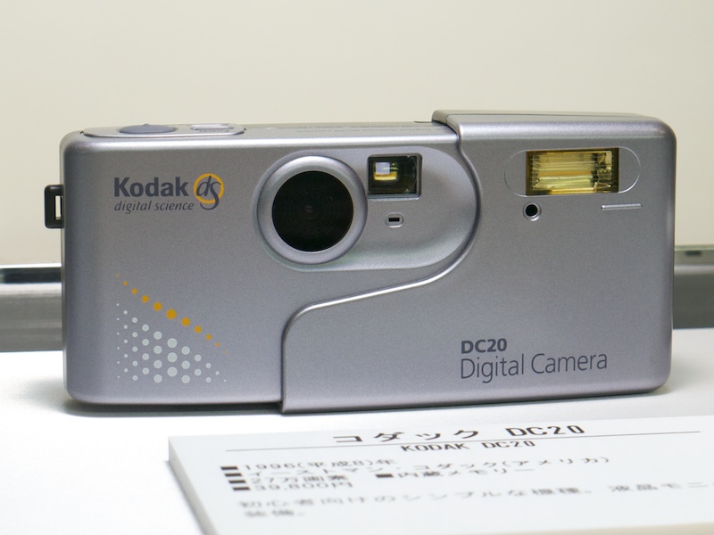 <b>コダックDC20（1996年）。内蔵メモリー記録のシンプルな機種。液晶モニターは非装備</b>