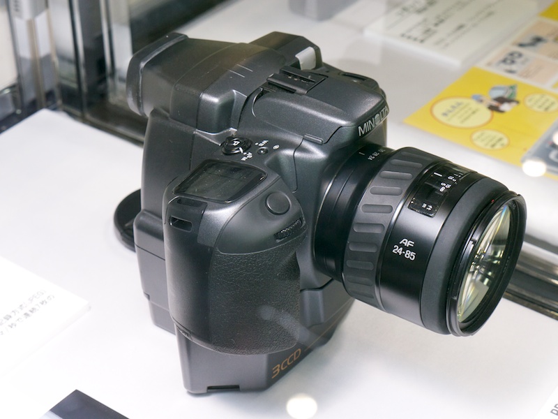 <b>ミノルタRD-175（1995年）。38万画素CCDを3枚使用、175万画素に合成記録。PCカード型HDDを採用</b>