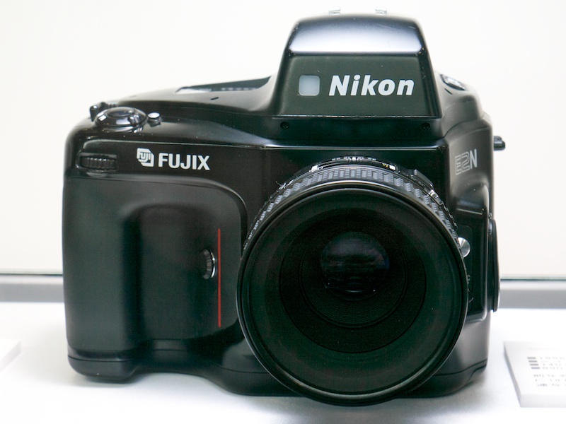 <b>ニコンE2N（1996年）。140万画素で89万円（ボディのみ）。</b>