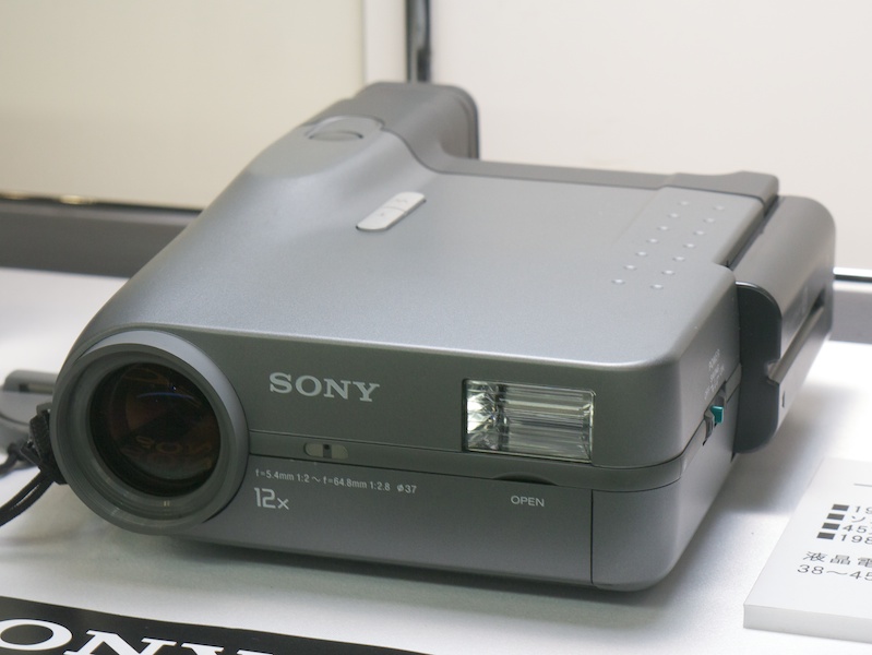 <b>ソニーDKC-D5プロ（1996年）。EVFとズームレンズを備えた45万画素モデル</b>