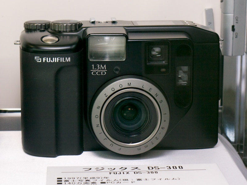 <b>フジックスDS-300（1997年）。140万画素記録の業務向けモデル</b>