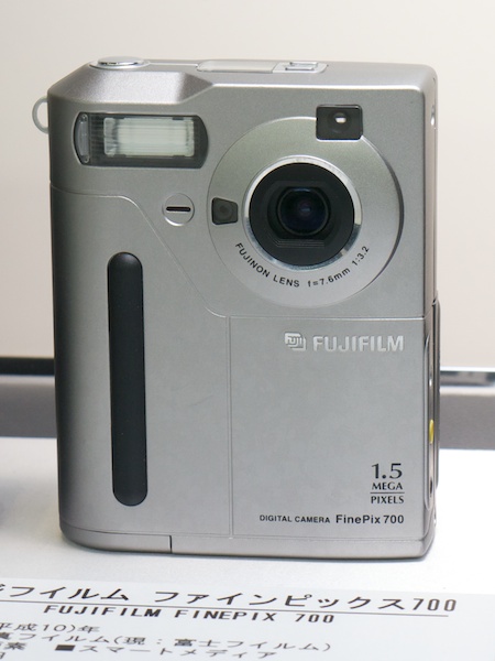<b>富士フイルムFinePix 700（1998年）。150万画素で縦型ボディ。9万9,800円の低価格も受けた</b>