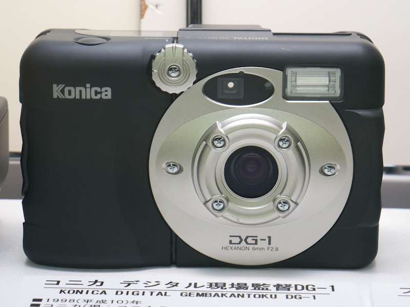 <b>コニカ デジタル現場監督DG-1（1998年）。108万画素のCF対応モデル。銀塩の工事写真カメラ「現場監督」を継承</b>