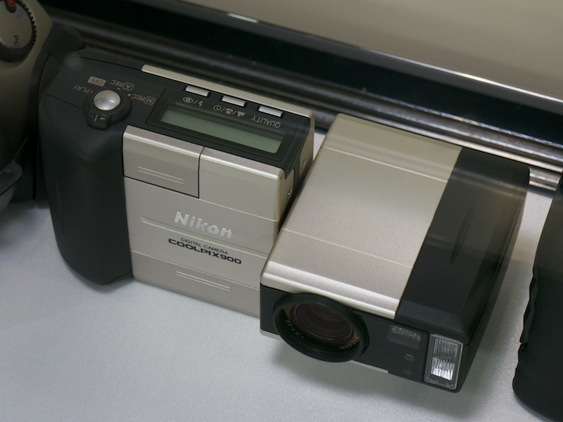 <b>ニコンCOOLPIX 900（1998年）。専用開発の38-115mm相当ズームレンズを搭載。画素数は130万</b>