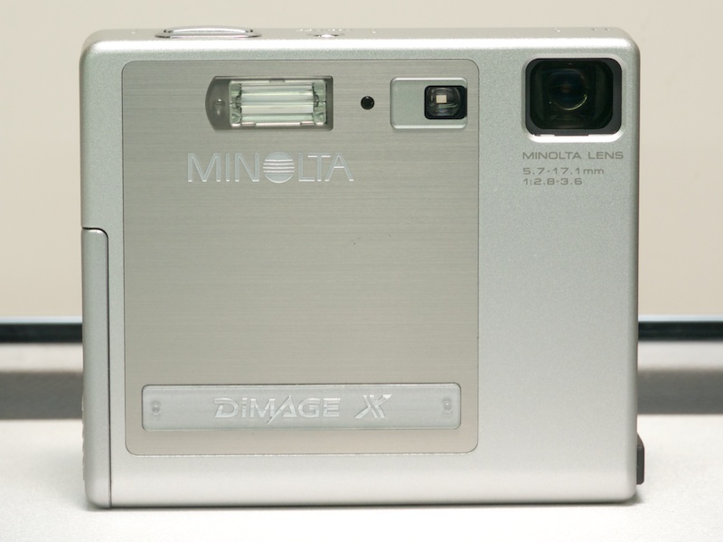 <b>ミノルタ ディマージュX（2002年）。屈曲光学系を採用。薄型化をアピールした</b>