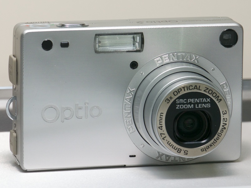 <b>ペンタックス オプティオS（2003年）。一部のレンズ系を光軸から移動させて収納する「スライディング・レンズ・システム」を採用</b>