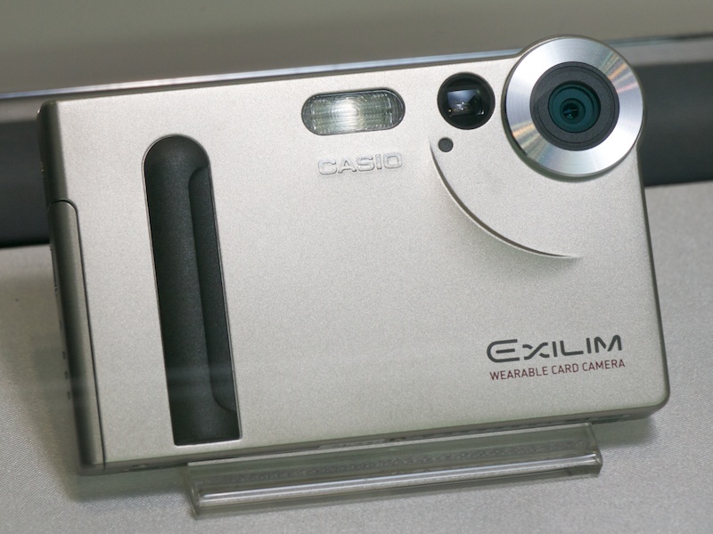 <b>カシオEXILIM EX-S1（2002年）。11.3mmの薄型ボディ。電源を入れて1秒で起動するクイックレスポンスも達成した</b>