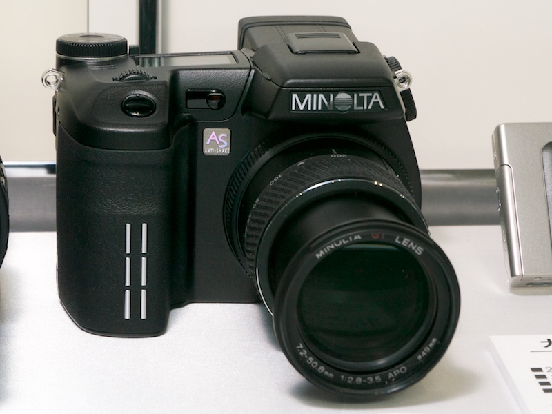 <b>ミノルタ ディマージュA1（2003年）。CCDシフト式によるボディ内手ブレ補正機構を搭載</b>