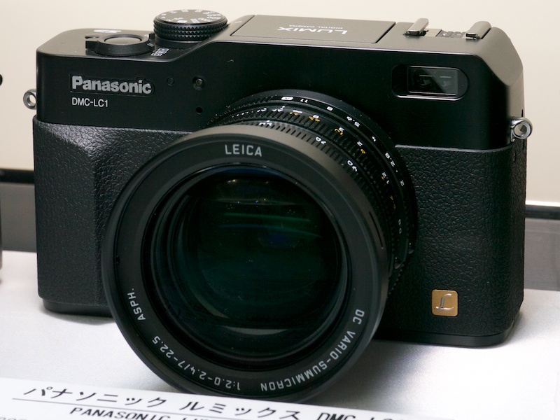 <b>パナソニックLUMIX DMC-LC1（2004年）。シャッター速度ダイヤルと絞りリングを搭載。マニュアルカメラ感覚で操作が可能</b>