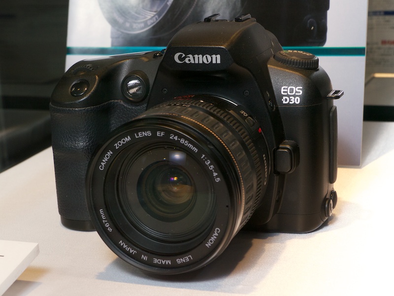 <b>キヤノンEOS D30（2000年）。311万画素のCMOSセンサーを採用。35万8,000円は当時として低価格だった</b>