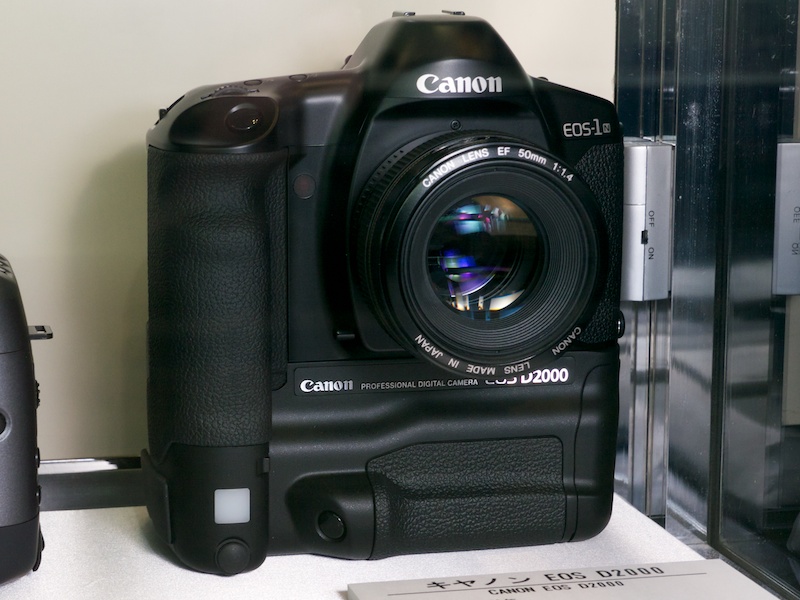 <b>キヤノンEOS D2000（1998年）。EOS-1Nをベースとしたデジタル一眼レフカメラ</b>