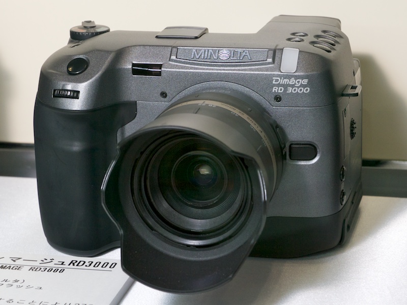 <b>ミノルタ ディマージュRD3000（1999年）。150万画素CCDを2枚使用、270万画素相当の記録が可能</b>
