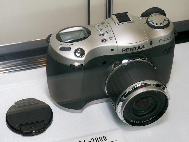 <b>ペンタックスEI-2000（2000年）。米HPと共同開発。レンズ非交換式のデジタル一眼レフカメラ</b>
