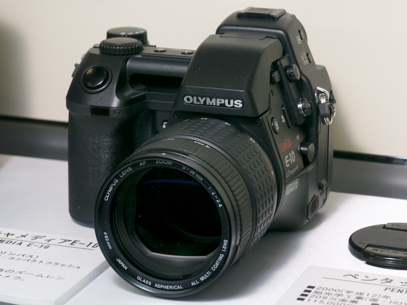 <b>オリンパスCAMEDIA E-10（2000年）。35-140mm相当のズームレンズを搭載するデジタル一眼レフカメラ</b>