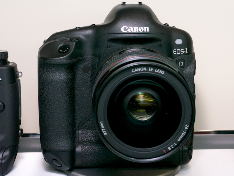 <b>キヤノンEOS-1D（2001年）。28.7×19.1mmの大型撮像素子を搭載</b>